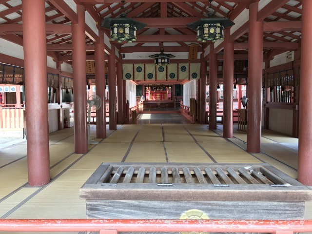 津島神社　拝殿内