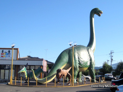 岐阜県養老町の蛇持交差点の恐竜トリオ
