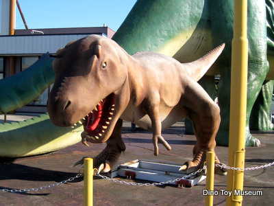 岐阜県養老町の蛇持交差点の恐竜トリオ