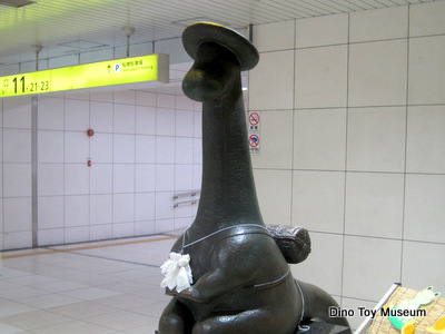北新地駅にいるキタノザウルスという恐竜の銅像