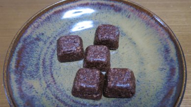 ぶぶクランチチョコon黒唐津釉皿