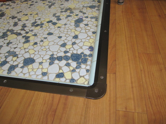 埼玉県所沢市　店舗　店舗用床ＣＦクッションフロアー張替え　床見切り部分　作業完了後　２