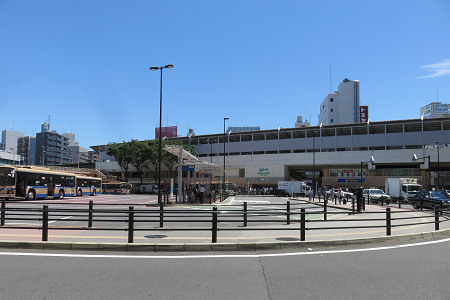 JR京浜東北線 鶴見駅東口のバスターミナル